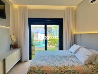 Quarto com cama grande e acesso a uma área externa com piscina.