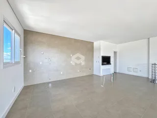 Foto de uma sala ampla com piso de cerâmica clara.