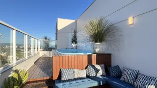 Varanda com vista para a paisagem e piscina.