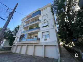 Fachada de um prédio residencial em Lajeado, Brasil, com garagem no térreo.