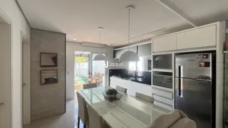 Ambiente moderno com cozinha e sala de jantar em um imóvel no Brasil.