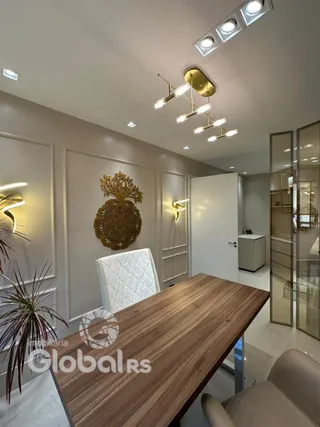 Hall de entrada com painéis decorativos e iluminação moderna.