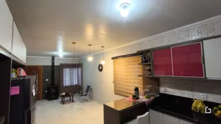 Imagem de uma sala de estar com cozinha em um imóvel no Brasil.