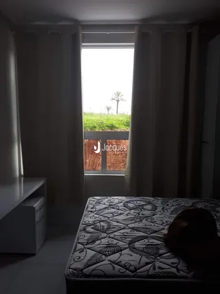 Foto de um quarto com janela e cama em um imóvel.