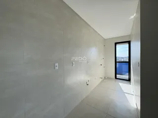 Corredor interno de um apartamento moderno com paredes claras.