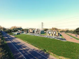 Vista aérea de uma área residencial com estradas e campos verdes em Lajeado.