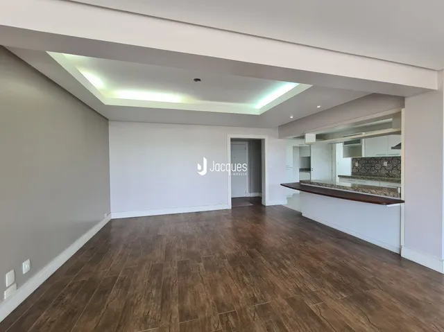 Sala de estar com piso de madeira e teto abobadado.