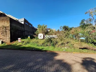 Foto da fachada de uma propriedade em Lajeado, Brasil, mostrando a estrutura e a vegetação circundante.
