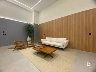 Sala de estar moderna com paredes de madeira e sofá branco.