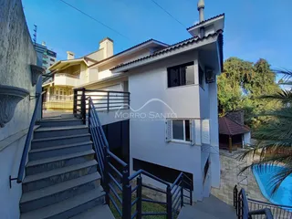 Fachada de uma residência em Lajeado, Brasil, mostrando a escadaria de acesso e a área externa com piscina.