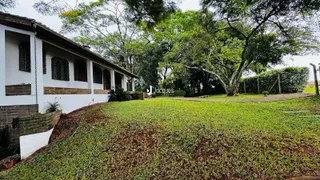 Fachada de uma casa com jardim gramado em Lajeado, Brasil.