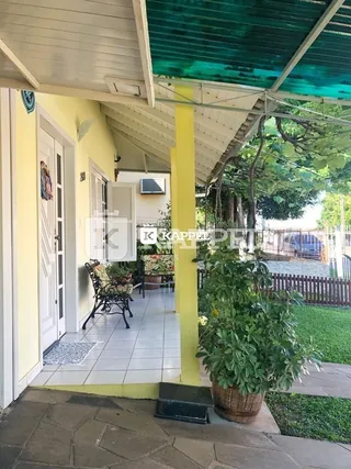 Foto de uma área externa coberta com móveis em uma propriedade em Lajeado.