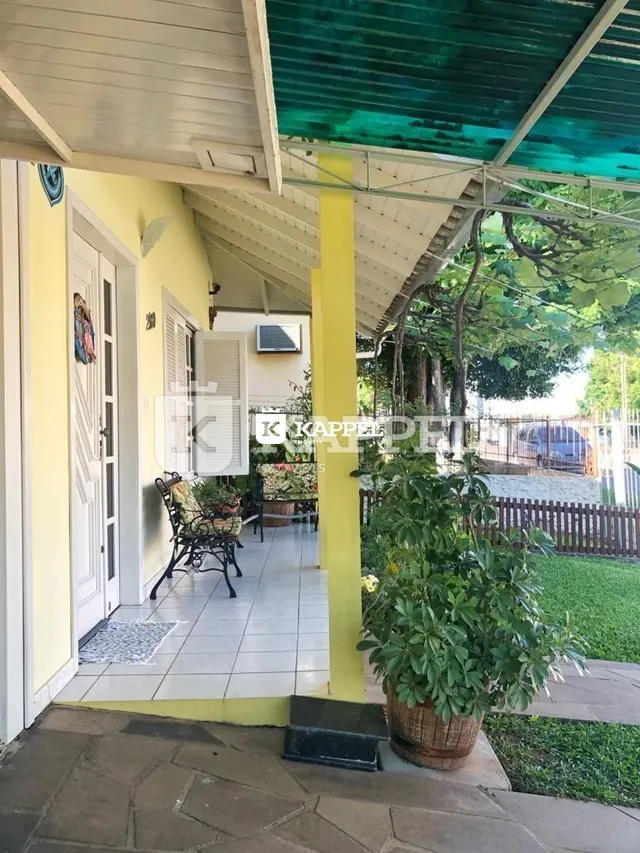 Foto de uma área externa coberta com móveis em uma propriedade em Lajeado.