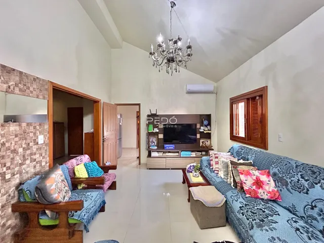 Sala de estar com sofá e decoração em um imóvel no Brasil.