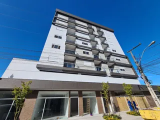 Fachada moderna de um prédio residencial em Lajeado, Brasil, com vários andares e varandas.
