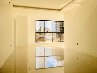 Corredor interno de um imóvel em Lajeado, Brasil, com grande janela.