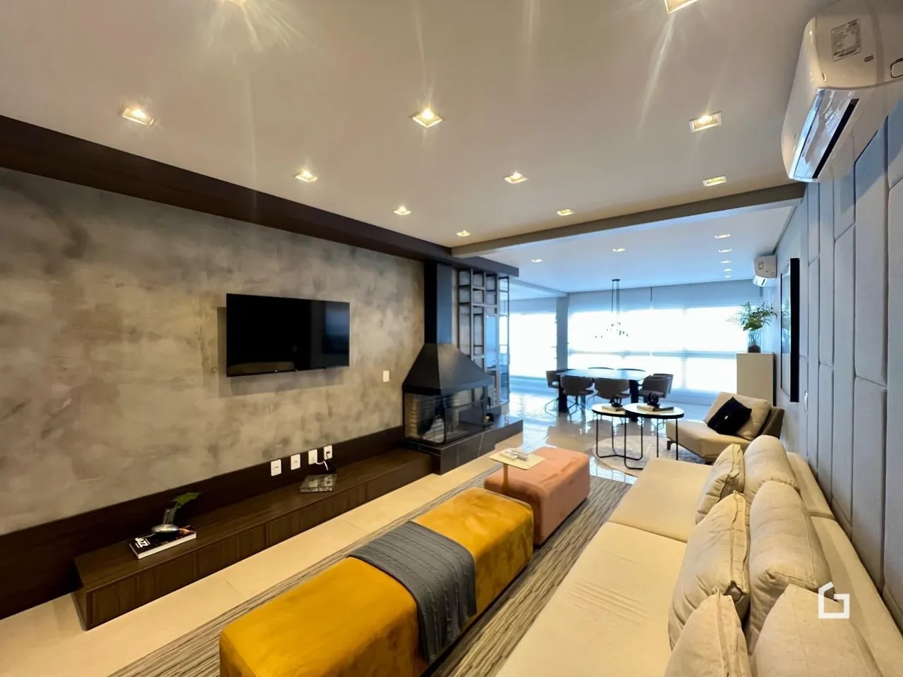 Sala de estar moderna com sofá e lareira em um apartamento.