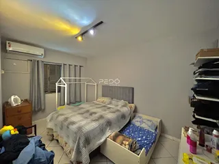 Quarto com cama e armário em ambiente interno.