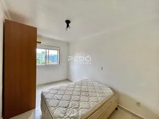 Foto de um quarto com cama e janela em um imóvel.