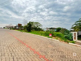 Vista da rua e área verde de uma propriedade em Lajeado.