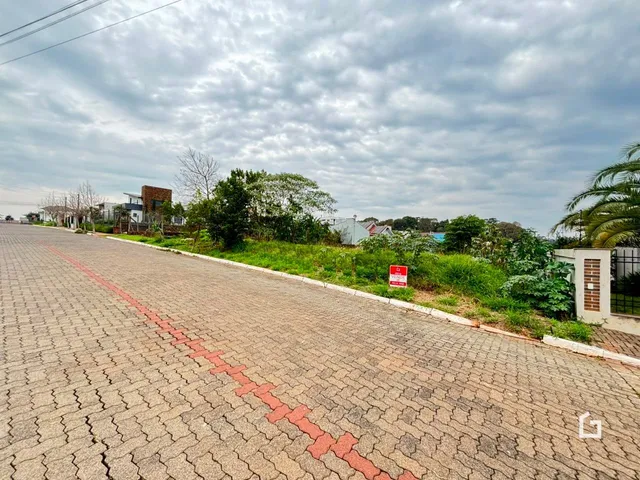 Vista da rua e área verde de uma propriedade em Lajeado.
