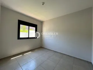 Foto de um cômodo interno com piso de cerâmica e janela.