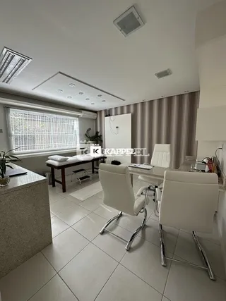 Ambiente interno com mesa e cadeiras em um imóvel com piso de cerâmica clara.