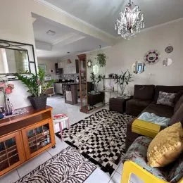 Sala de estar com sofá e iluminação decorativa em um imóvel.