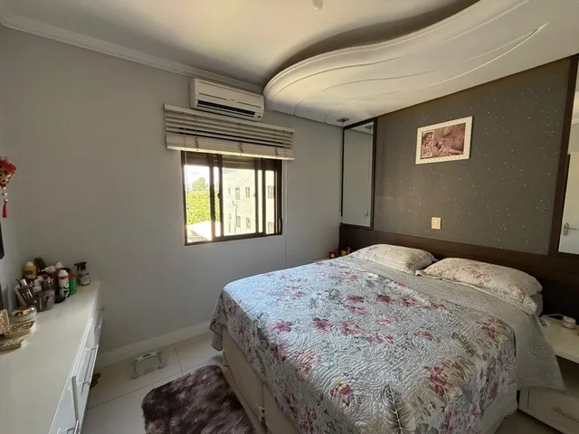 Este é um quarto com cama e janela, decorado com paredes claras.