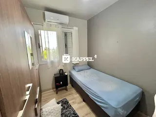 Quarto com cama, janela e armário em um apartamento.