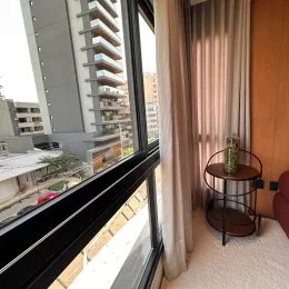 Vista da janela mostrando edifícios na área urbana.