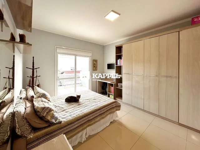 Foto de um quarto com cama e armário em um apartamento.