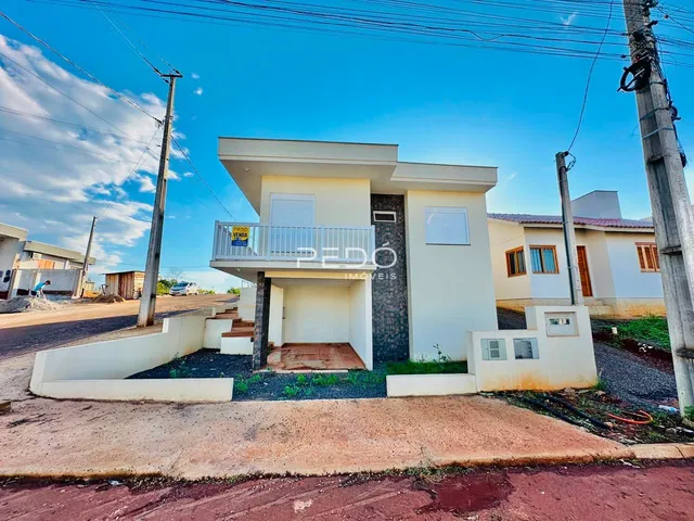 Fachada de uma casa em Lajeado, Brasil, com um terraço e cerca de concreto.