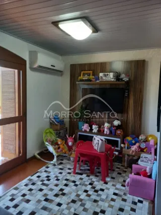 Sala de estar com lareira e ar condicionado em um imóvel.