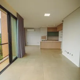 Ambiente interno com piso claro e armários embutidos na parede.