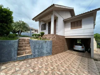 Fachada de uma residência em Lajeado, Brasil, com escadaria e área externa pavimentada.