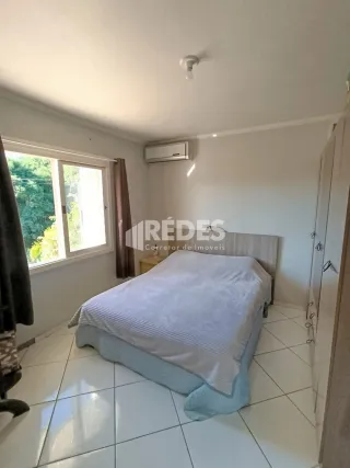 Quarto com cama e janela em um imóvel no Brasil.