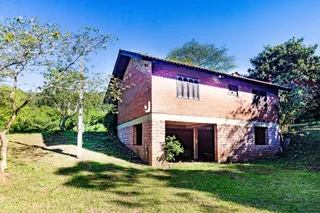 Fachada de uma residência em Lajeado, Brasil, com jardim gramado.