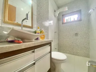 Banheiro com pia e vaso sanitário em cerâmica