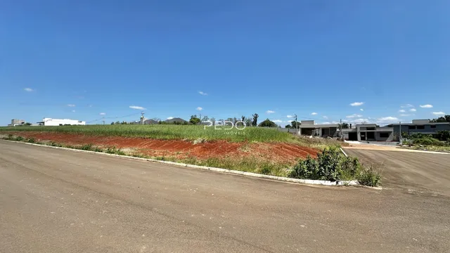 Vista da propriedade com uma estrada e campo ao fundo.