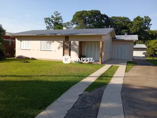 Fachada de uma casa em Lajeado, Brasil, com jardim frontal e calçada.