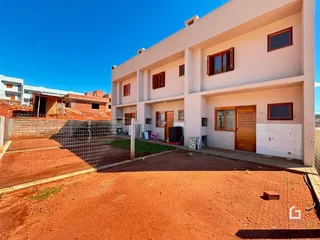 Fachada de uma casa em Lajeado, Brasil, com jardim e área externa.