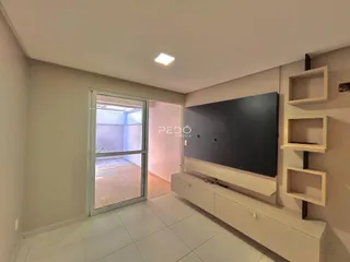 Ambiente interno de uma sala com piso de cerâmica e parede clara.