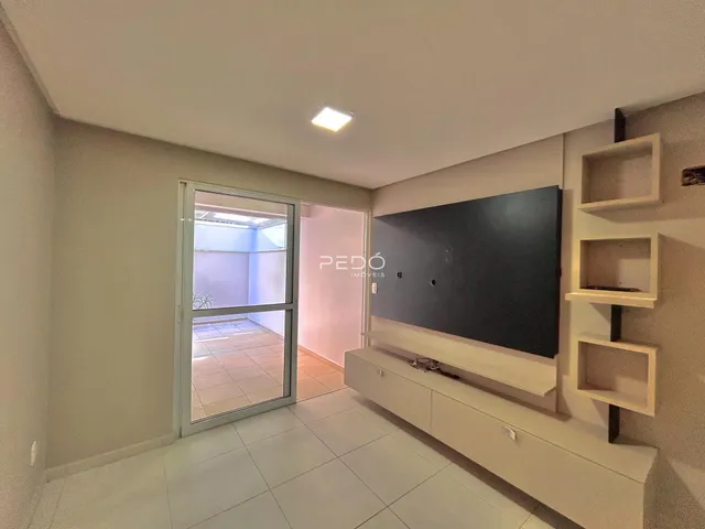 Ambiente interno de uma sala com piso de cerâmica e parede clara.