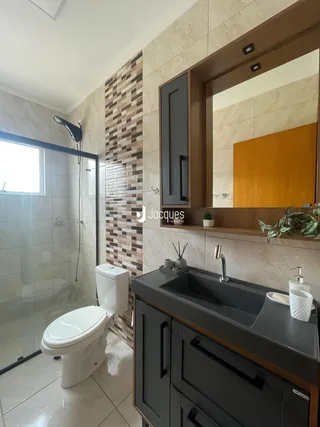 Foto de um banheiro moderno com box de vidro e revestimento de parede.