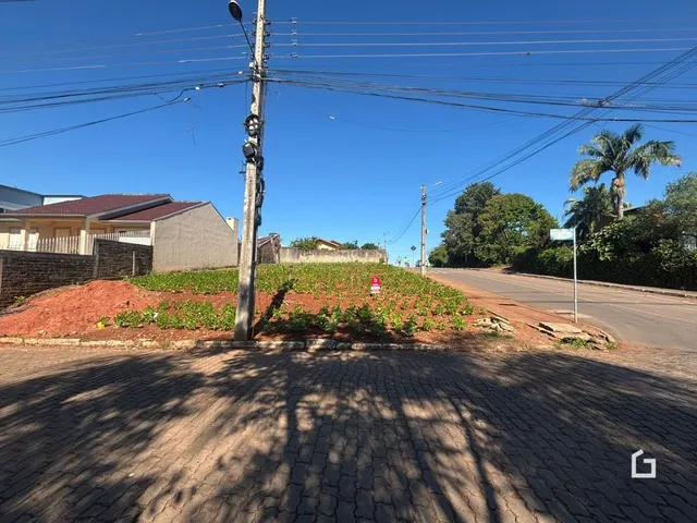 Vista da fachada de uma propriedade em Lajeado, Brasil, com vegetação e poste de luz.
