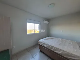 Foto de um quarto com cama e janela em um imóvel no Brasil.