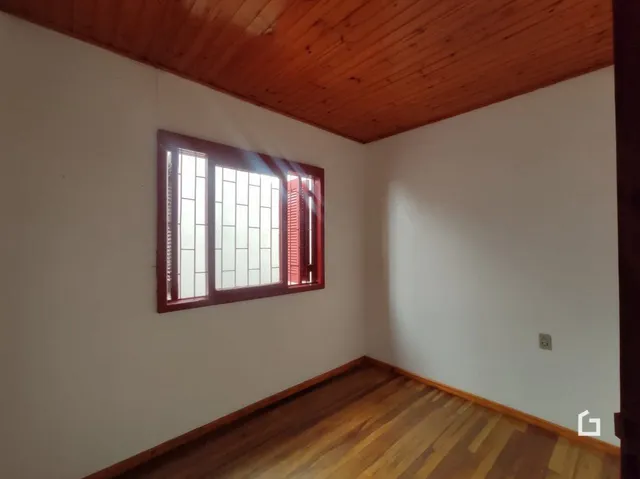 Foto de um cômodo interno com piso de madeira e teto de madeira.