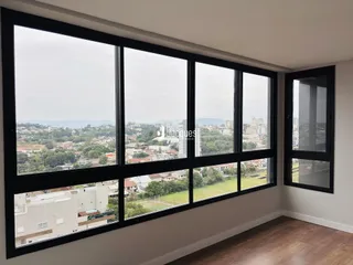 Vista da cidade de Lajeado, Brasil, visível através das grandes janelas da propriedade.