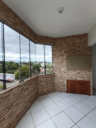 Uma sala de estar com grandes janelas que oferecem uma vista da paisagem.